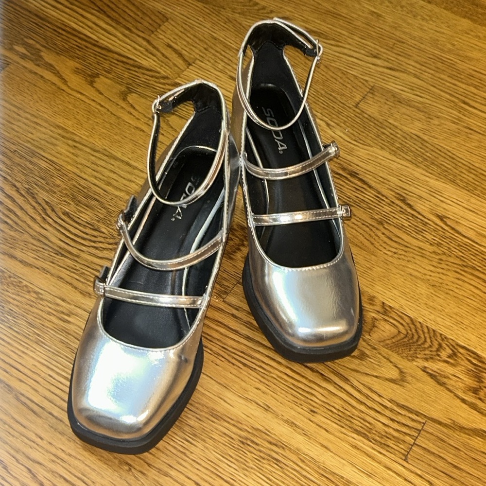 Beautiful Ladies Silver Mary Jane’s - Picture 3 of 8